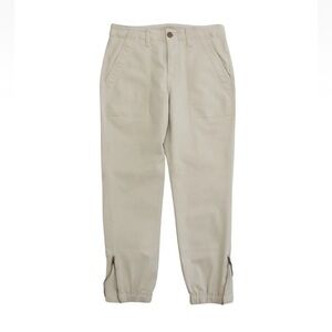 Cabi Women’s Compass Beige Cotton Blend Cargo Pants.
Compass Beige.
Size 6